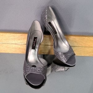 sz 8 silver Nina New York open arch peep toe shiny fabric heels leather sole